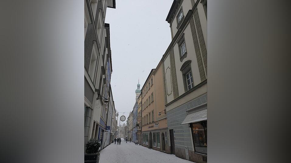 Am Dienstag schneit es heftig in weiten Teilen Bayerns, auch in Straubing. Am Dienstag schneit es heftig in weiten Teilen Bayerns, auch in Straubing.
