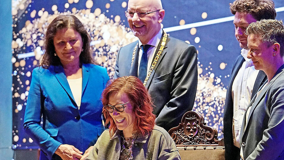 Olympionikin Kati Wilhelm (vorne) hat sich bei der Sportlerehrung in das goldene Sportbuch der Stadt eingetragen. Dritte Bürgermeisterin Jutta Widmann (von links), OB Alexander Putz und zweiter Bürgermeister Thomas Haslinger sowie die Sportbeauftragte der Stadt, Sabrina Högl, blickten ihr dabei, stolz über die prominente Eintragung, über die Schulter. Olympionikin Kati Wilhelm (vorne) hat sich bei der Sportlerehrung in das goldene Sportbuch der Stadt eingetragen. Dritte Bürgermeisterin Jutta Widmann (von links), OB Alexander Putz und zweiter Bürgermeister Thomas Haslinger sowie die Sportbeauftragte der Stadt, Sabrina Högl, blickten ihr dabei, stolz über die prominente Eintragung, über die Schulter.