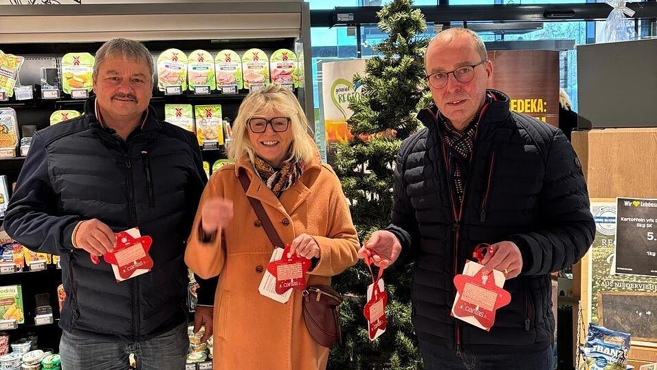Mission Wunschbaum erfüllt: Stellvertretend für den Marktgemeinderat griffen Bürgermeister Martin Hiergeist (r.), Stellvertreter Hans Weichselgartner und Markträtin Helga Stierstorfer zu und räumten den Baum ab.