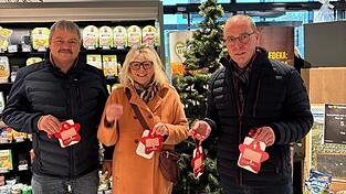 Mission Wunschbaum erfüllt: Stellvertretend für den Marktgemeinderat griffen Bürgermeister Martin Hiergeist (r.), Stellvertreter Hans Weichselgartner und Markträtin Helga Stierstorfer zu und räumten den Baum ab.