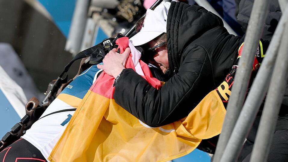 Philipp Horn wird im Ziel von seiner weinenden Ehefrau Antonia getr&ouml;stet.