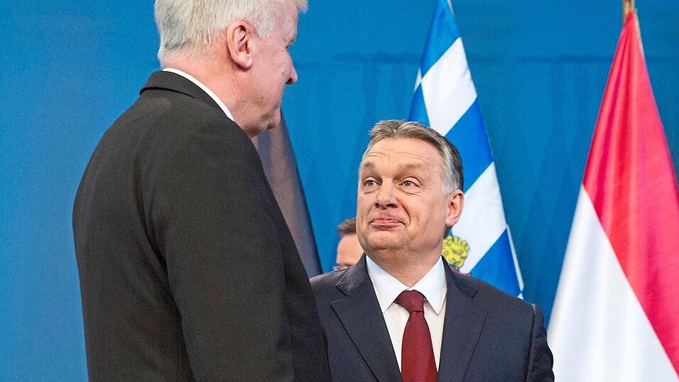 F&uuml;r den ehemaligen Ministerpr&auml;sidenten Horst Seehofer (l.) war Viktor Orb&aacute;n vor rund zehn Jahren ein Mittel zur Positionierung gegen die Fl&uuml;chtlingspolitik von Altkanzlerin Angela Merkel.