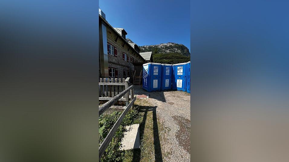 Auch mobile Toiletten werden in den Berchtesgadener Alpen auf den Berg geflogen. Auch mobile Toiletten werden in den Berchtesgadener Alpen auf den Berg geflogen.