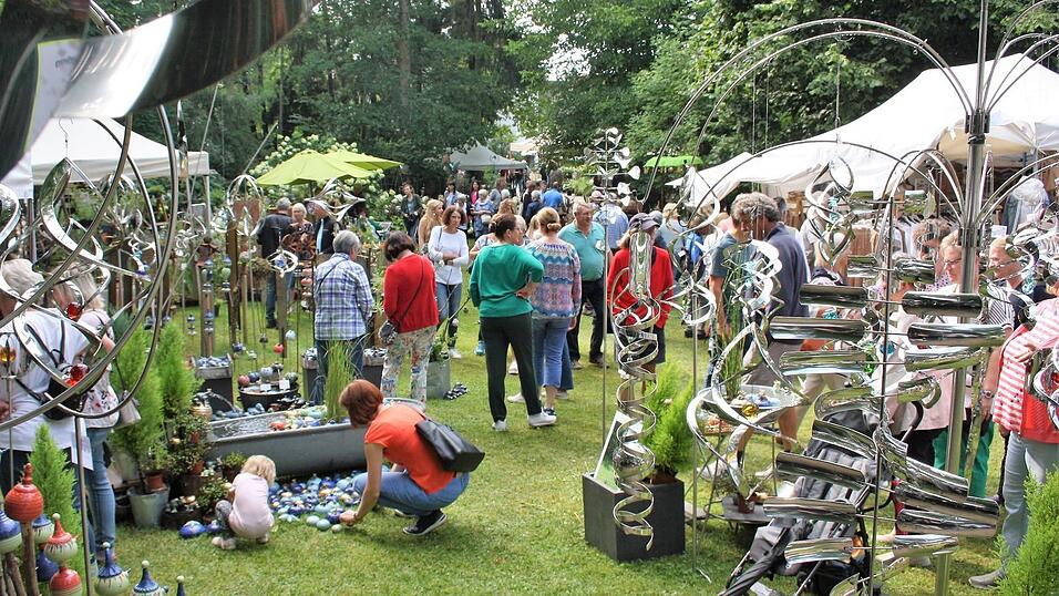 Kunstvolle Objekte fanden eine Vielzahl von Bewunderern im Schlossgarten.