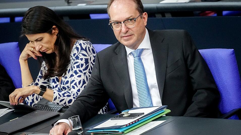 In seiner Rede betont Bundesinnenminister Alexander Dobrindt (CSU), die Regelung zur Abschaffung des Pflichtanwalts betone ausschließlich Ausländer, die vollziehbar ausreisepflichtig seien.