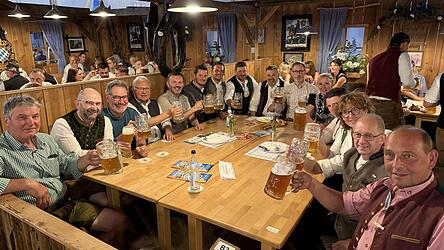 Der Bad K&ouml;tztinger Stadtrat und Landrat Christian Schindler lassen sich das Festbier schmecken.