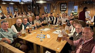 Der Bad K&ouml;tztinger Stadtrat und Landrat Christian Schindler lassen sich das Festbier schmecken.