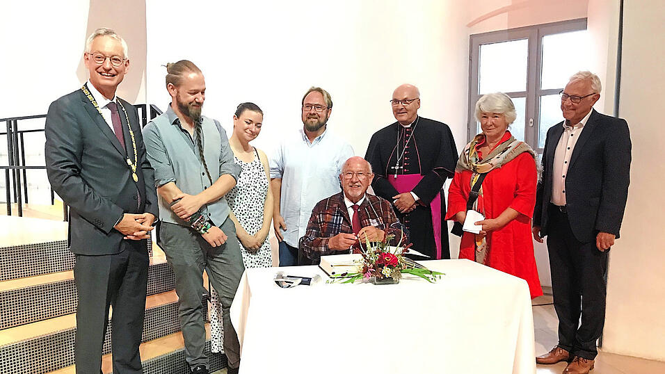 Freuten sich mit Altbürgermeister Werner Schäfer bei dessen Eintrag ins Goldene Buch der Stadt über den wohlverdienten Ehrentitel (v.l.): Oberbürgermeister Markus Pannermayr, Schäfers Sohn Claudio mit seiner Lebensgefährtin Hannah, Schäfers ältester Sohn Manuel, Bischof Dr. Rudolf Voderholzer, Schäfers Lebensgefährtin Susanne Pöppl und Bürgermeister Dr. Albert Solleder. Freuten sich mit Altbürgermeister Werner Schäfer bei dessen Eintrag ins Goldene Buch der Stadt über den wohlverdienten Ehrentitel (v.l.): Oberbürgermeister Markus Pannermayr, Schäfers Sohn Claudio mit seiner Lebensgefährtin Hannah, Schäfers ältester Sohn Manuel, Bischof Dr. Rudolf Voderholzer, Schäfers Lebensgefährtin Susanne Pöppl und Bürgermeister Dr. Albert Solleder.