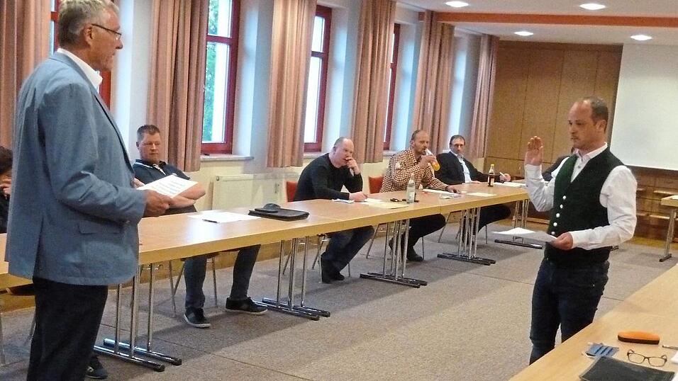 Der neue B&uuml;rgermeisterstellvertreter Benedikt Weber (rechts) legt seinen Eid ab.