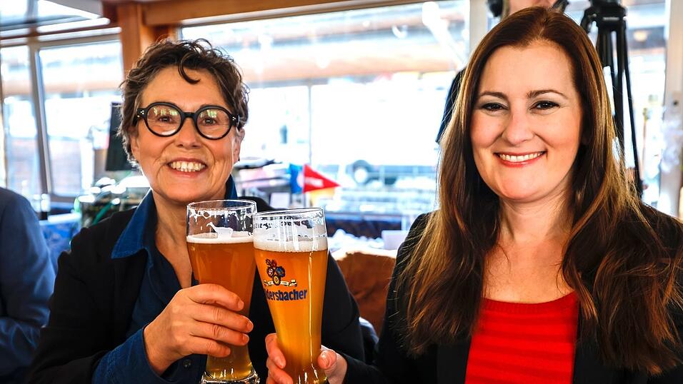 Janine Wissler (rechts), Vorsitzende der Linken, zusammen mit der bayerischen Spitzenkandidatin Adelheid Rupp an Bord der MS 'Stadt Linz'.