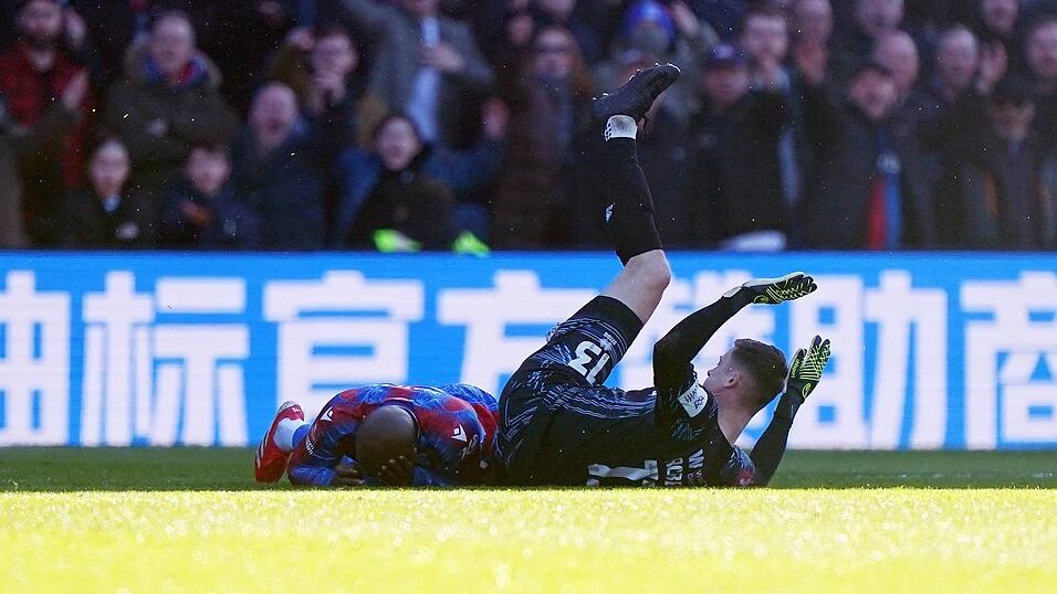Millwall-Torhüter Liam Roberts sieht für sein Foul die Rote Karte - aber erst nach einem VAR-Eingriff.