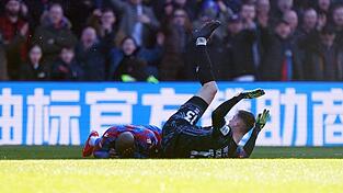 Millwall-Torhüter Liam Roberts sieht für sein Foul die Rote Karte - aber erst nach einem VAR-Eingriff.