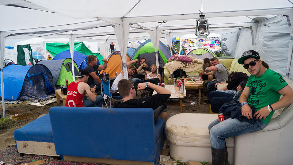 Auf dem Campingplatz lassen es die Pfingst-Open-Air-Besucher richtig krachen, aufgenommen von Regina H&ouml;lzel am Freitag.