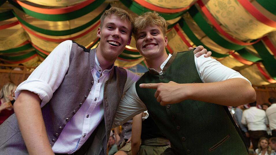 Die Partybilder vom Samstag, 8. August, aus dem Festzelt Weckmann. Die Partybilder vom Samstag, 8. August, aus dem Festzelt Weckmann.