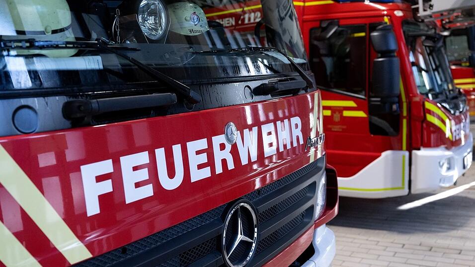 Die Feuerwehr löscht den Brand. (Symbolbild) Die Feuerwehr löscht den Brand. (Symbolbild)