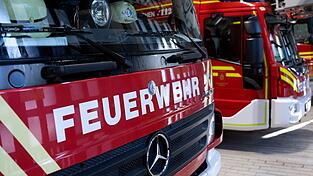 Die Feuerwehr löscht den Brand. (Symbolbild) Die Feuerwehr löscht den Brand. (Symbolbild)