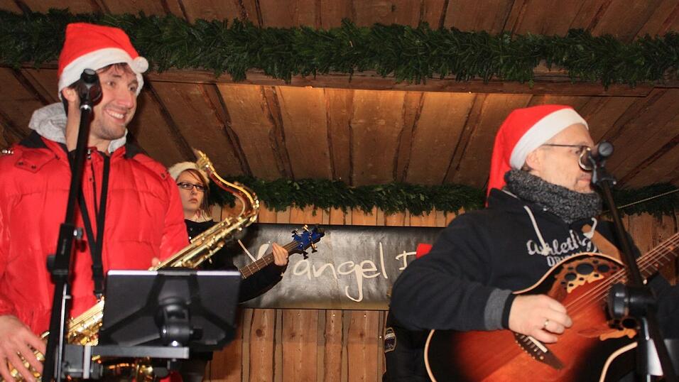 Der idyllische Christkindlmarkt in der Freyung in Landshut zählt zu den schönsten Christkindlmärkten Bayerns. Bei eisigen Temperaturen ist dort insbesondere die Glühwein-Alm natürlich heiß begehrt. Der idyllische Christkindlmarkt in der Freyung in Landshut zählt zu den schönsten Christkindlmärkten Bayerns. Bei eisigen Temperaturen ist dort insbesondere die Glühwein-Alm natürlich heiß begehrt.