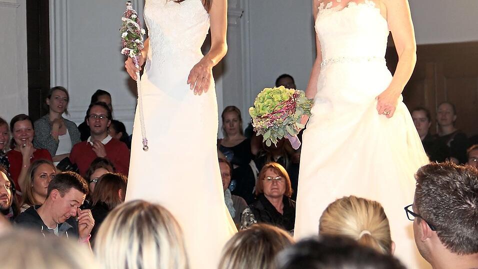 Anregungen für die Hochzeitsgarderobe oder den Brautschmuck können sich heiratswillige Paare auf der Hochzeitsmesse auf Schloss Emmeram holen. Anregungen für die Hochzeitsgarderobe oder den Brautschmuck können sich heiratswillige Paare auf der Hochzeitsmesse auf Schloss Emmeram holen.