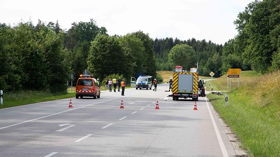Bei dem Unfall sind laut Polizeiangaben zwei Menschen schwer verletzt worden.