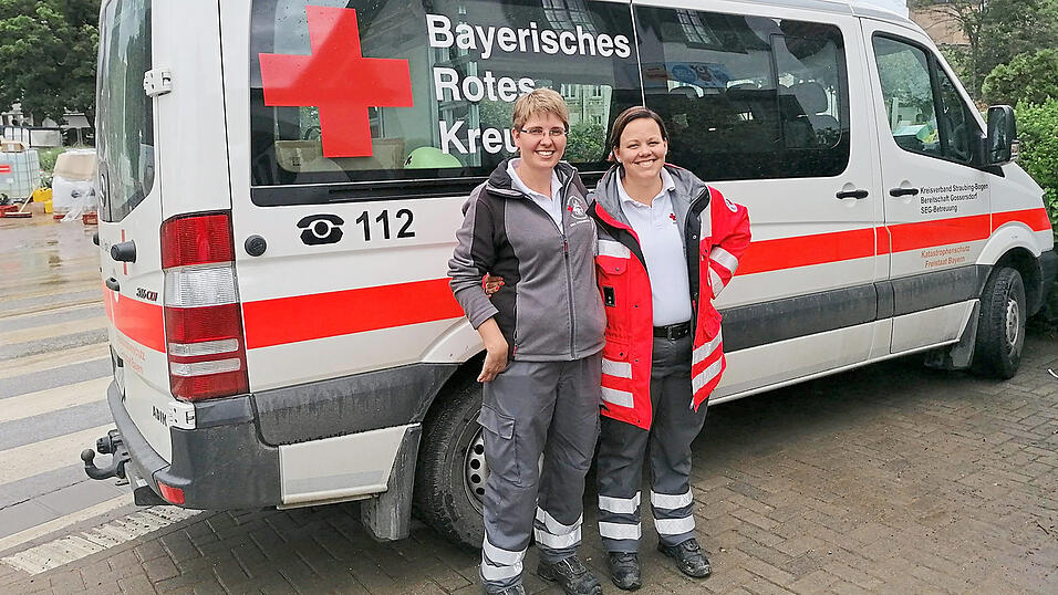 Melanie W&uuml;rstl (rechts) ist seit einem halben Jahr die BRK-Kreisbereitschaftsleiterin im Landkreis Straubing-Bogen. Zusammen mit ihrer Stellvertreterin Christina Artmann (links) ist sie sich einig, dass sie in Zukunft noch mehr f&uuml;r die Nachwuchsgewinnung tun m&ouml;chten.