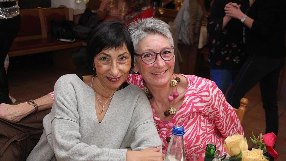 In der Landshuter Weinstube Isarklause fand am Samstag eine Schlagerparty statt. In der Landshuter Weinstube Isarklause fand am Samstag eine Schlagerparty statt.