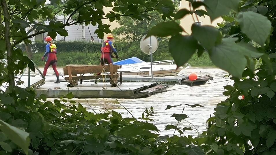 Die DLRG beim Einsatz am Eisernen Steg in Regensburg. 