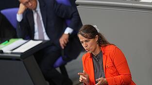 Die SPD-Abgeordnete Heike Heubach hielt ihre vierte Bundestagsrede in Gebärdensprache.