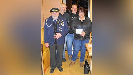 Die drei besten Schafkopfer freuten sich am Samstag &uuml;ber die stattlichen Geldpreise, die ihnen KuRK-Vorsitzender Ludwig Wittmann &uuml;berreichte.