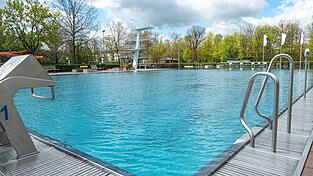 Die Vorbereitungen für die Freibad-Saison im Stadtbad Landshut sind auf der Zielgeraden.