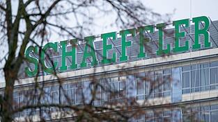 Der Auto- und Industriezulieferer Schaeffler ist im Jahr der Fusion mit dem E-Antriebsspezialisten Vitesco aus Regensburg deutlich in die Verlustzone gerutscht. (Archivbild)