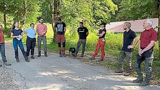Die sechs Forstanwärter, die den Nachmittag geplant haben, WBV-Försterin Katalina Lepik, Förster Martin Hupf und WBV-Vorsitzender Wolfgang Koller begrüßten die Teilnehmer in Lambach.