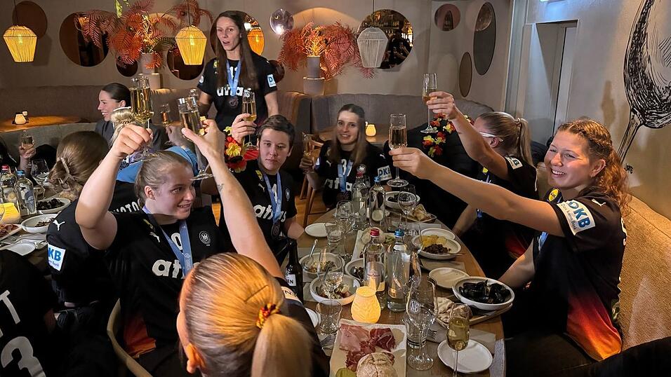 In einem Restaurant im Zentrum von Rotterdam wurde gefeiert. In einem Restaurant im Zentrum von Rotterdam wurde gefeiert.