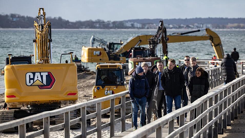 Gro&szlig;er Einsatz zur Rettung des gestrandeten Buckelwals
