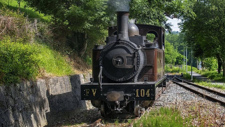 Diese Dampflokomotive steht in einem Museum in Spanien. Ähnlich könnte die Lok ausgesehen haben, die vor 100 Jahren bei Bogen mit einem Lastwagen zusammengestoßen ist. Der Lkw-Fahrer, Vater von sechs Kindern, und eine 33-Jährige sterben. Diese Dampflokomotive steht in einem Museum in Spanien. Ähnlich könnte die Lok ausgesehen haben, die vor 100 Jahren bei Bogen mit einem Lastwagen zusammengestoßen ist. Der Lkw-Fahrer, Vater von sechs Kindern, und eine 33-Jährige sterben.
