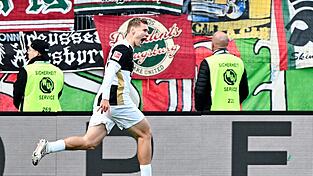 Torsch&uuml;tze Lasse G&uuml;nther jubelt nach dem 2:0.