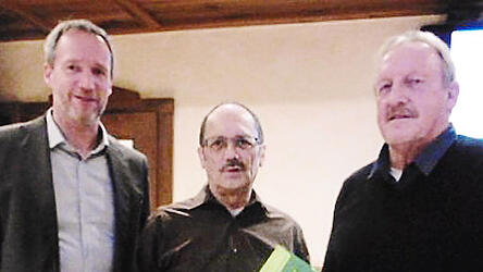 Gesch&auml;ftsf&uuml;hrer Siegfried Ehrnb&ouml;ck (rechts) dankte dem scheidenden Beirat Franz Rackl (Mitte) im Beisein von Beirat Uwe Bruckner.