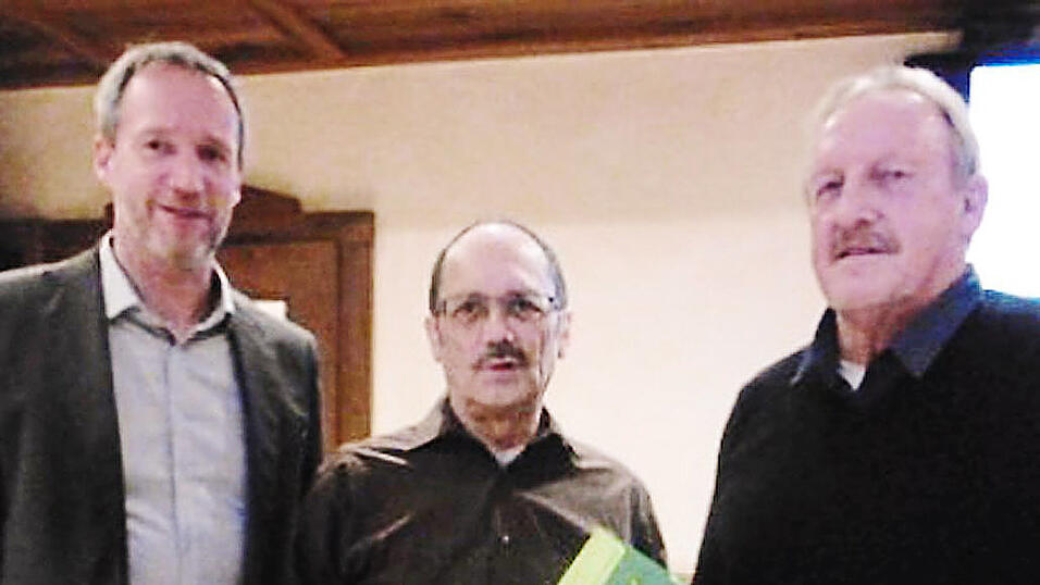 Gesch&auml;ftsf&uuml;hrer Siegfried Ehrnb&ouml;ck (rechts) dankte dem scheidenden Beirat Franz Rackl (Mitte) im Beisein von Beirat Uwe Bruckner.
