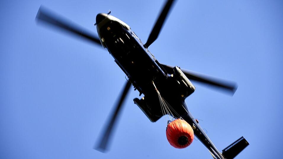 Löschhubschrauber kreisen weiterhin über die abgebrannte Fläche. (Symbolbild)
