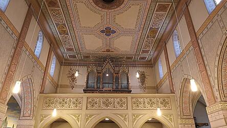 Eine Pracht ist die kunstvolle Gestaltung der Decke und Wände. So ähnlich sollen früher auch Wände und Decke der benachbarten Kirche St. Kastulus einmal ausgesehen haben.
