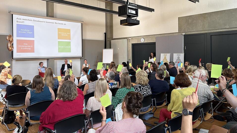 Die Bildungskonferenz startete mit einem Fachgespr&auml;ch zwischen Katharina Bogner, Oberb&uuml;rgermeister Markus Pannermayr und Gudrun Graf-Burscher. Um das Publikum miteinzubeziehen wurden farbige Karten verteilt, mit denen sie verschieden Fragen beantworten konnten.