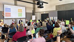 Die Bildungskonferenz startete mit einem Fachgespräch zwischen Katharina Bogner, Oberbürgermeister Markus Pannermayr und Gudrun Graf-Burscher. Um das Publikum miteinzubeziehen wurden farbige Karten verteilt, mit denen sie verschieden Fragen beantworten konnten. Die Bildungskonferenz startete mit einem Fachgespräch zwischen Katharina Bogner, Oberbürgermeister Markus Pannermayr und Gudrun Graf-Burscher. Um das Publikum miteinzubeziehen wurden farbige Karten verteilt, mit denen sie verschieden Fragen beantworten konnten.