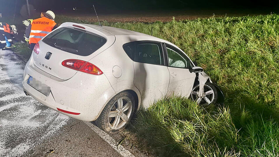 Der Mann war aus ungeklärten Gründen von der Straße abgekommen und im Graben gelandet. Der Mann war aus ungeklärten Gründen von der Straße abgekommen und im Graben gelandet.