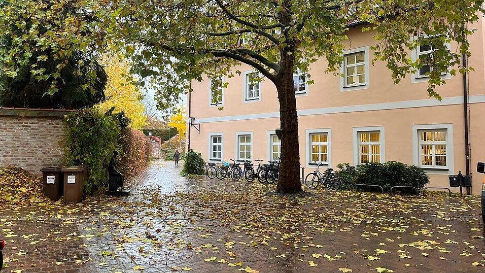 Aus dem Innenhof der VHS wurde kürzlich ein E-Bike gestohlen. Der Wert: rund 5.000 Euro. Aus dem Innenhof der VHS wurde kürzlich ein E-Bike gestohlen. Der Wert: rund 5.000 Euro.