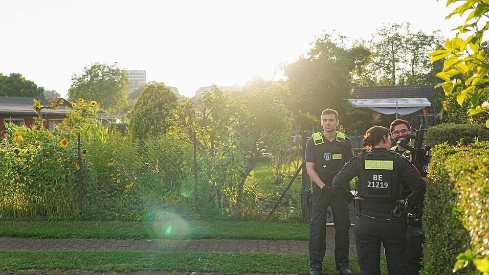 Am frühen Abend wollte die Polizei den Tatverdächtigen in einer Kleingartenanlage stellen - dabei starb der Mann. Am frühen Abend wollte die Polizei den Tatverdächtigen in einer Kleingartenanlage stellen - dabei starb der Mann.