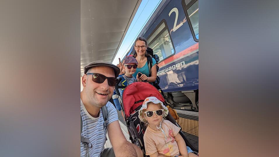 Die Familie Köstlbacher ist in Regensburg zuhause, kennt sich aber aus mit Zugreisen in ganz Europa und darüber hinaus. Die Eltern Anna und Anton Köstlbacher haben mit ihren Kindern Marlene und Ferdinand schon einige Zugreisen unternommen, zuletzt nach Spanien, wo sie sich die Sonnenfinsternis angesehen haben. Die Familie Köstlbacher ist in Regensburg zuhause, kennt sich aber aus mit Zugreisen in ganz Europa und darüber hinaus. Die Eltern Anna und Anton Köstlbacher haben mit ihren Kindern Marlene und Ferdinand schon einige Zugreisen unternommen, zuletzt nach Spanien, wo sie sich die Sonnenfinsternis angesehen haben.