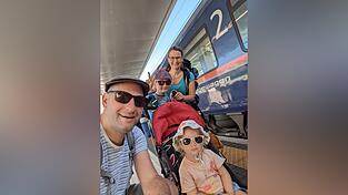 Die Familie Köstlbacher ist in Regensburg zuhause, kennt sich aber aus mit Zugreisen in ganz Europa und darüber hinaus. Die Eltern Anna und Anton Köstlbacher haben mit ihren Kindern Marlene und Ferdinand schon einige Zugreisen unternommen, zuletzt nach Spanien, wo sie sich die Sonnenfinsternis angesehen haben. Die Familie Köstlbacher ist in Regensburg zuhause, kennt sich aber aus mit Zugreisen in ganz Europa und darüber hinaus. Die Eltern Anna und Anton Köstlbacher haben mit ihren Kindern Marlene und Ferdinand schon einige Zugreisen unternommen, zuletzt nach Spanien, wo sie sich die Sonnenfinsternis angesehen haben.