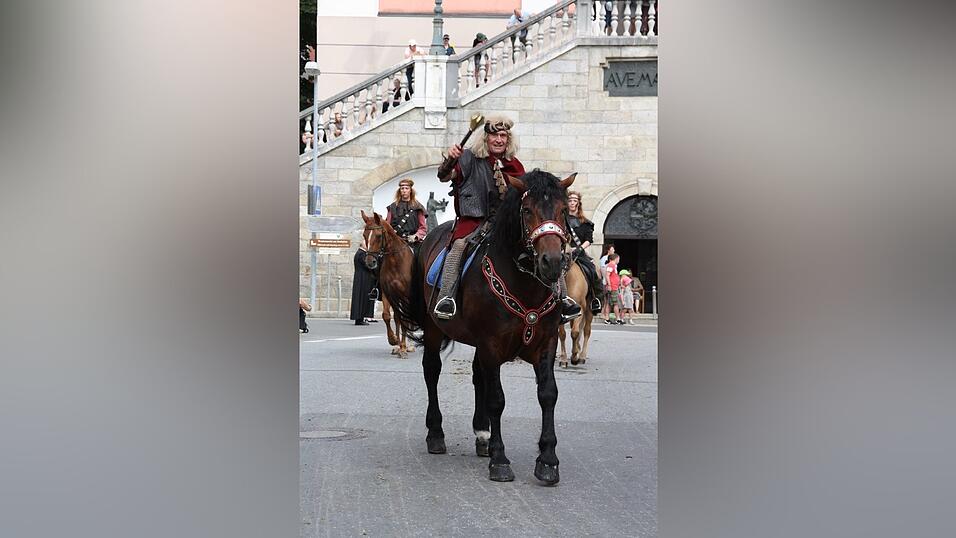 Die schönsten Augenblicke des historischen Drachenstich-Festzuges 2016. Die schönsten Augenblicke des historischen Drachenstich-Festzuges 2016.