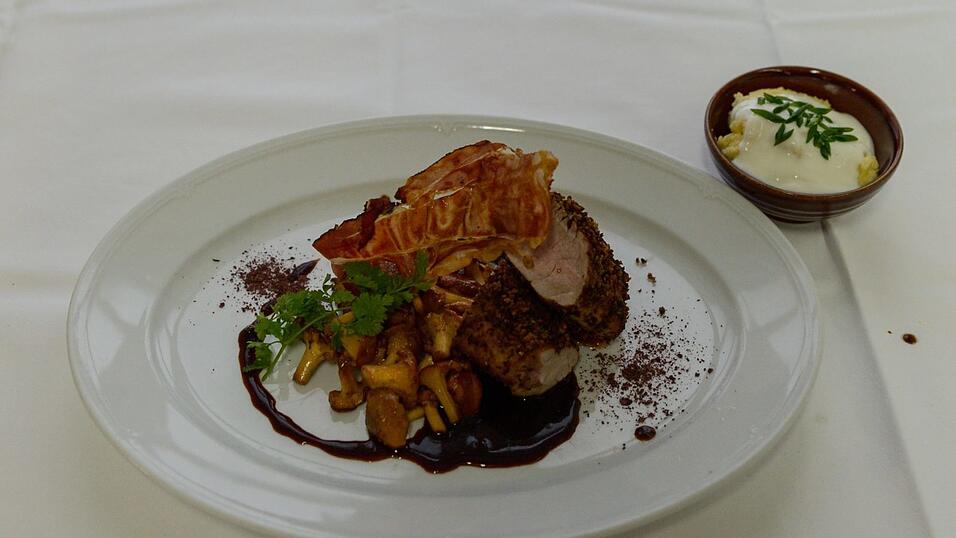 Enis Topalovic, Chefkoch im Wirtshaus zum Geiss in Straubing empfiehlt Schweinefilet mit Schwarzbrotbröseln, gebratenen Pfifferlingen und cremiger Polenta mit Joghurt. Enis Topalovic, Chefkoch im Wirtshaus zum Geiss in Straubing empfiehlt Schweinefilet mit Schwarzbrotbröseln, gebratenen Pfifferlingen und cremiger Polenta mit Joghurt.