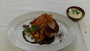 Enis Topalovic, Chefkoch im Wirtshaus zum Geiss in Straubing empfiehlt Schweinefilet mit Schwarzbrotbröseln, gebratenen Pfifferlingen und cremiger Polenta mit Joghurt. Enis Topalovic, Chefkoch im Wirtshaus zum Geiss in Straubing empfiehlt Schweinefilet mit Schwarzbrotbröseln, gebratenen Pfifferlingen und cremiger Polenta mit Joghurt.