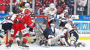Tohuwabohu vorm Towerstars-Kasten: Die Ravensburger verteidigten bisweilen gleich mit f&uuml;nf Feldspielern und Keeper Ilya Sharipov das eigene 'Heiligtum'. Der ausgebuffte EVL-St&uuml;rmer David Stieler (im roten Leiberl) behielt dennoch den Durchblick und sorgte in der 59. Spielminute mit seinem zweiten Powerplay-Treffer zum 5:4 f&uuml;r die Entscheidung.
